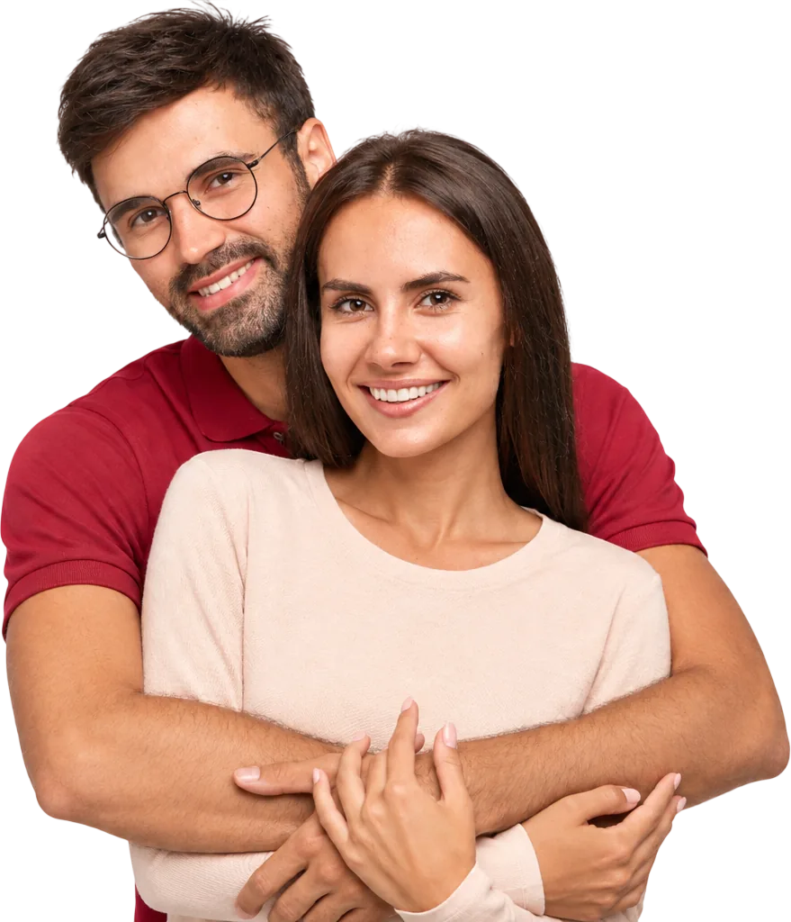 Casal abraçado e sorrindo